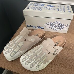 Octavious Mark Fishbone Unisex Clog Size: Men 7/8; Women 9/10